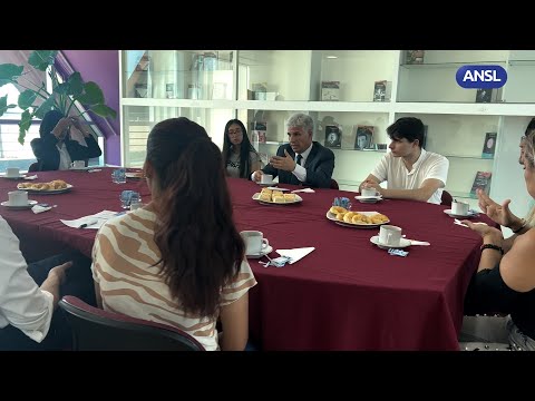 Claudio Poggi desayuna con alumnos primer promedio Claudio Poggi desayuna con alumnos primer promedio