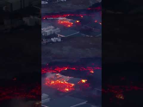 Un río de lava destruye viviendas en Islandia
