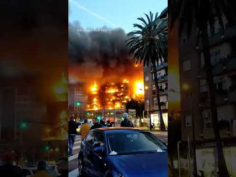 Bomberos logran dramático rescate en medio de las llamas en España #españa #incendios #bomberos