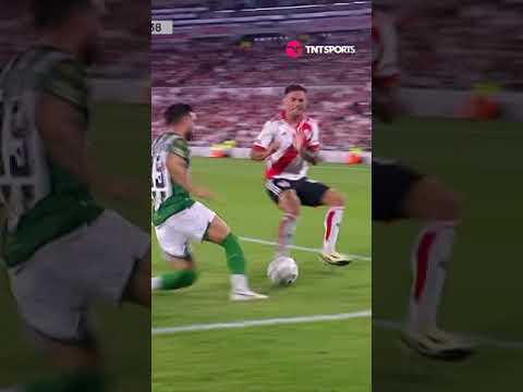 Bonifacio y un gran caño a Enzo Díaz para salir jugando 🎩 Bonifacio y un gran caño a Enzo Díaz para salir jugando 🎩