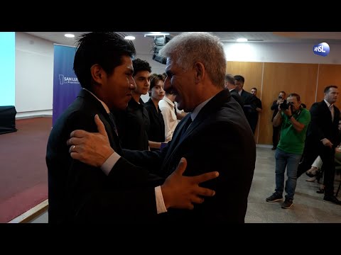 Claudio Poggi entrega Becas al Mérito