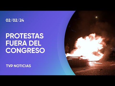 Congreso: prendieron fuego un colchón en la calle Congreso: prendieron fuego un colchón en la calle