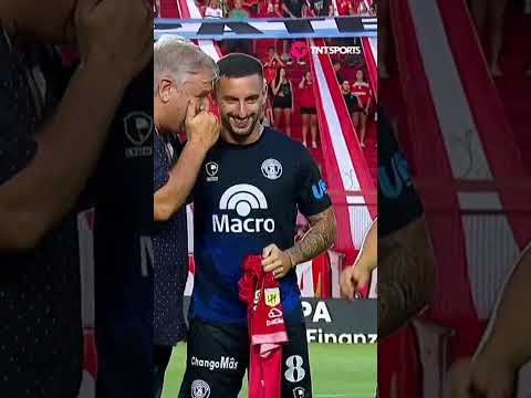 Ezequiel Ham fue reconocido por #ArgentinosJuniors y la hinchada de acordó de #Tevez Ezequiel Ham fue reconocido por #ArgentinosJuniors y la hinchada de acordó de #Tevez