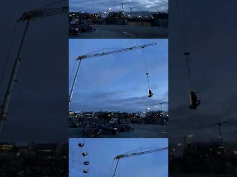 Pianista toca verticalmente suspendido de una grúa Pianista toca verticalmente suspendido de una grúa