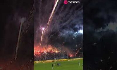 ¡TREMENDO! Lluvia de fuegos artificiales de los hinchas de Belgrano en Alberdi 💥