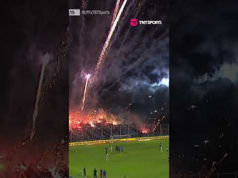 ¡TREMENDO! Lluvia de fuegos artificiales de los hinchas de Belgrano en Alberdi 💥
