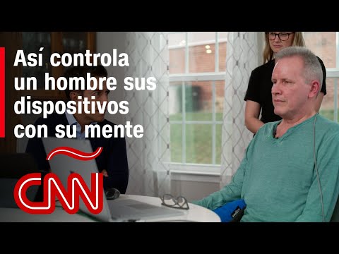 Un pequeño dispositivo envía señales desde el interior del cerebro de este hombre a su computadora