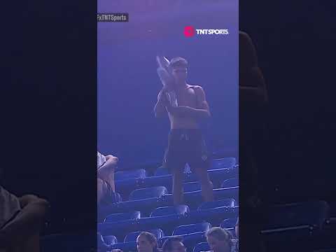 BE CAREFUL 😅 Una invasión de bichitos preocupó a algunos hinchas de Vélez