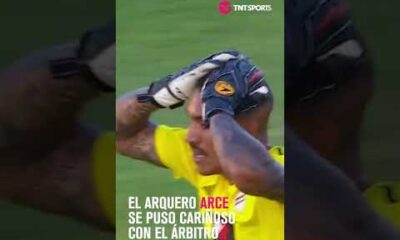 El arquero de Riestra, Carlos Arce, fue por la heróica y después se puso cariñoso con el árbitro 🤣