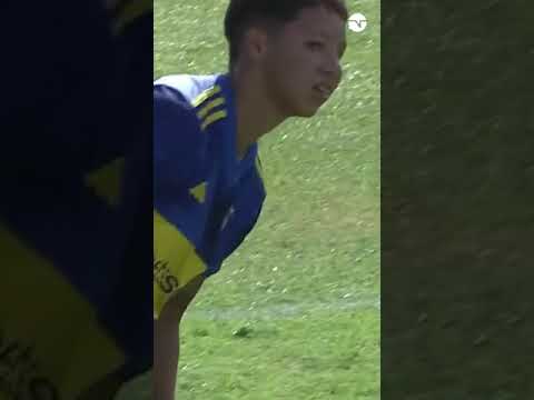 El remate de Kishi Núñez salió por arriba tras un pase RIQUELMEANO de Camila Gómez Ares ⚽🤯