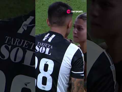 La imagen del día 🫶😍 #Vázquez, de Central #Córdoba, salió a la cancha con su bebé #LPFxTNTSports