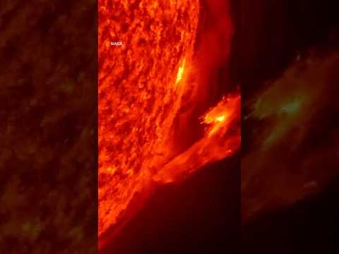 Volcán islandés entra en erupción bajo la aurora boreal Volcán islandés entra en erupción bajo la aurora boreal