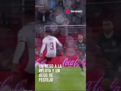 El BESO a la pelota de Carrizo y el BESO de festejo entre los hinchas de #HuracÃ¡n ð