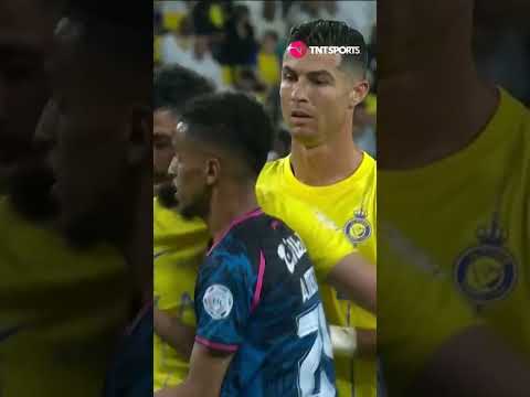 Â¿EL BICHO QUE ARAÃA? ð Ronaldo tuvo un cruce con un un rival en un cÃ³rner y se salvÃ³ de la amarilla