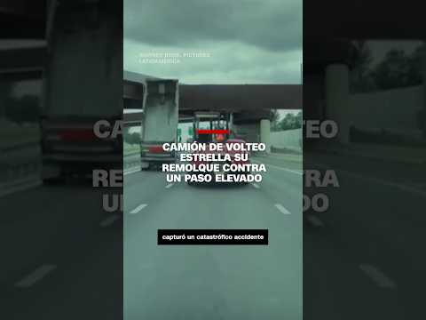 Camión de volteo estrella su remolque contra un paso elevado Camión de volteo estrella su remolque contra un paso elevado
