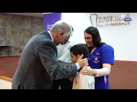 Claudio Poggi entrega escrituras en Salón Blanco