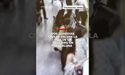 Dos guardias civiles salvan la vida de un pasajero en #Barcelona