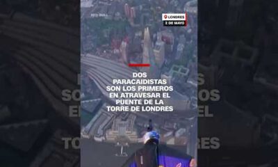 Dos #paracaidistas son los primeros en atravesar el puente de la Torre de Londres