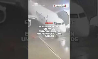 El viento mueve un avión estacionado en un aeropuerto de #Dallas