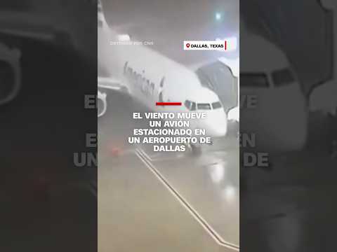El viento mueve un avión estacionado en un aeropuerto de #Dallas