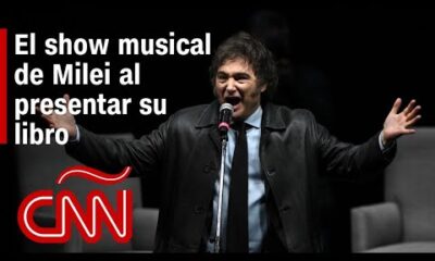 Javier Milei da un show cantando al presentar su libro en Argentina