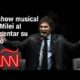 Javier Milei da un show cantando al presentar su libro en Argentina