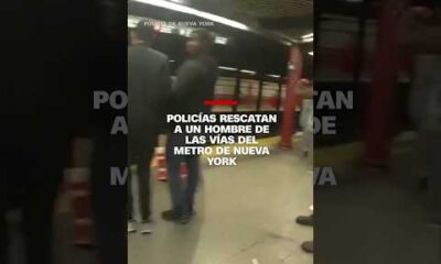 Policías rescatan a un hombre de las vías del metro de Nueva York