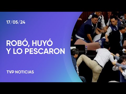 Taiwán: un legislador se robó un proyecto de ley y desató una violenta pelea en el Parlamento Taiwán: un legislador se robó un proyecto de ley y desató una violenta pelea en el Parlamento