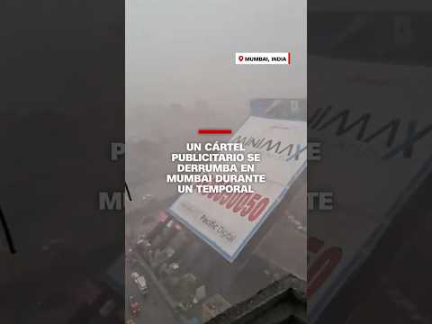 Un cártel publicitario se derrumba en #Mumbai durante un temporal