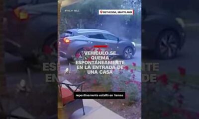 Vehículo se quema espontáneamente en la entrada de una casa