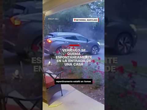Vehículo se quema espontáneamente en la entrada de una casa Vehículo se quema espontáneamente en la entrada de una casa