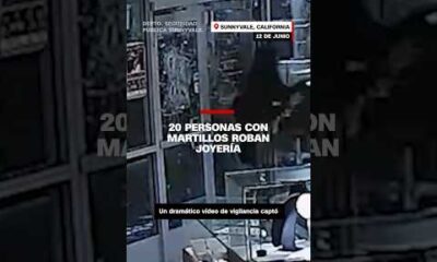 20 personas con martillos roban joyería