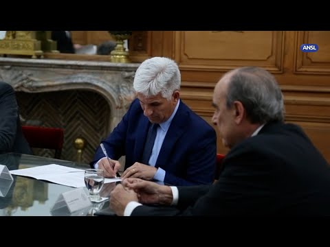 Claudio Poggi firma el acuerdo entre Nación y Provincia