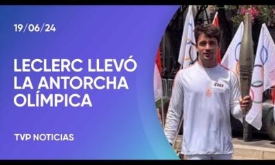 El piloto de F1 monegasco Charles Leclerc llevó la antorcha olímpica en su tierra