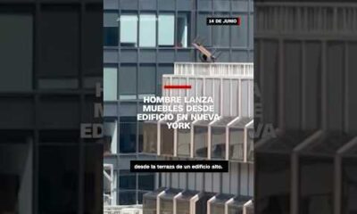 Hombre lanza muebles desde edificio en Nueva York