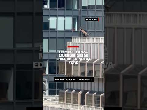 Hombre lanza muebles desde edificio en Nueva York