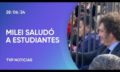 Javier Milei saludó a estudiantes en Plaza de Mayo