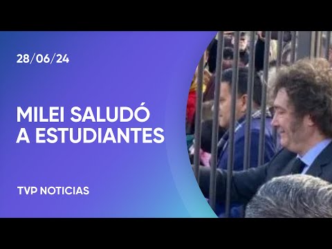 Javier Milei saludó a estudiantes en Plaza de Mayo