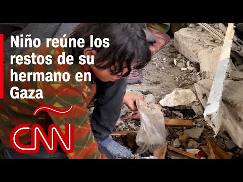 Niño en Gaza reúne los restos de su hermano después de un ataque israelí