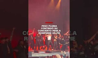 Peso Pluma continuó su concierto pese a romperse un pie