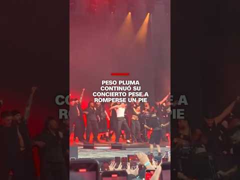 Peso Pluma continuó su concierto pese a romperse un pie