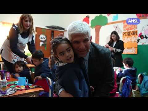 Poggi pasó por la Escuela Nº52 de Luján entre abrazos, selfies y pastelitos Poggi pasó por la Escuela Nº52 de Luján entre abrazos, selfies y pastelitos