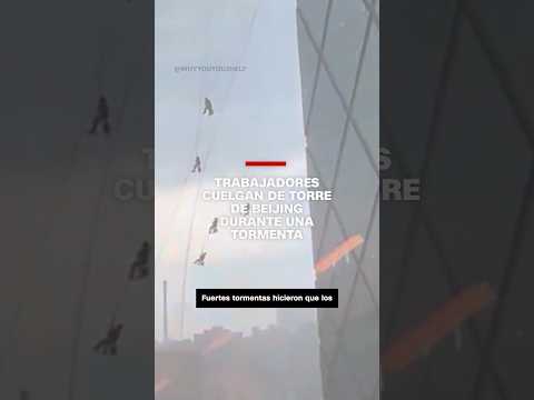 Trabajadores cuelgan de Torre de #Beijing durante una #tormenta Trabajadores cuelgan de Torre de #Beijing durante una #tormenta