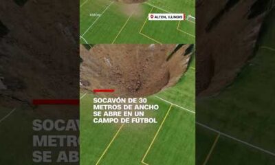 Un #socavón de 30 metros de ancho se abre en un campo de fútbol