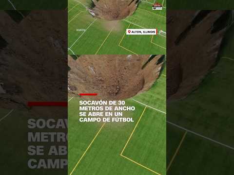 Un #socavón de 30 metros de ancho se abre en un campo de fútbol