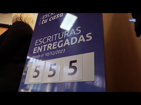 Claudio Poggi entrega escrituras en Merlo