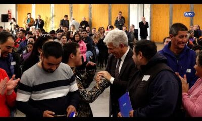 Entrega de créditos a emprendedores en Salón Malvinas Argentinas