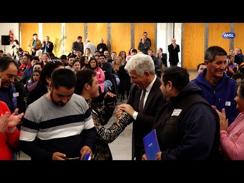 Entrega de créditos a emprendedores en Salón Malvinas Argentinas Entrega de créditos a emprendedores en Salón Malvinas Argentinas