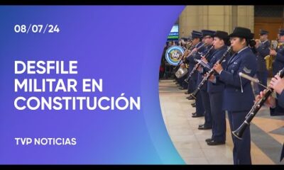 La banda de música de la Fuerza Aérea desfila en Constitución