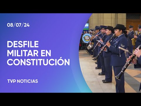 La banda de música de la Fuerza Aérea desfila en Constitución